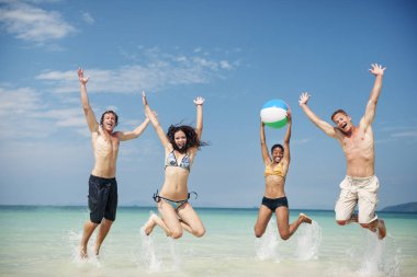 Kumsalda topla oynamayı insanlar