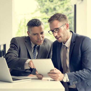 dizüstü bilgisayar kullanan işadamları