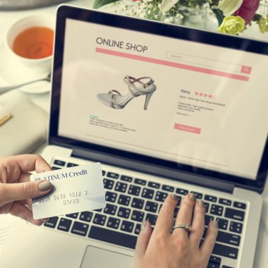 Dizüstü bilgisayarla çalışan kadın