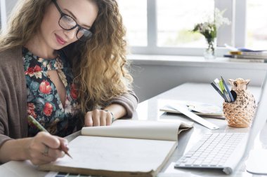 Defterde yazan kadın