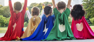 Birlikte oynayan süper kahraman çocukları