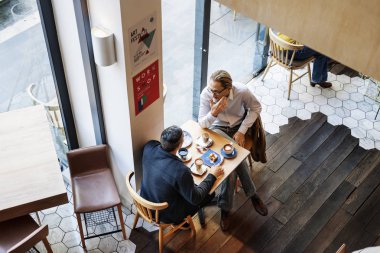 Kahve mağaza konuşuyor, insanlar