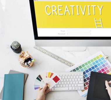 bilgisayarda çalışan tasarımcı