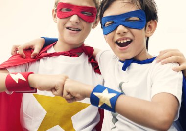 Süper kahraman arkadaş yumru yumruk 