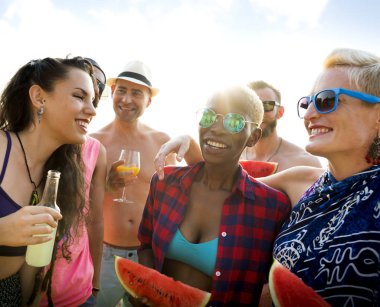 neşeli arkadaşları dışarı asılı 