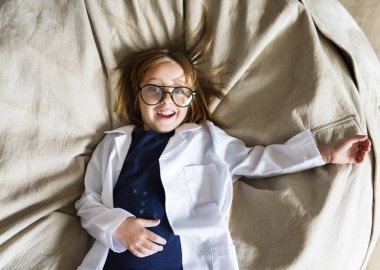 Küçük kız yatakta döşeme 