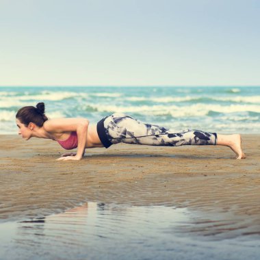 tahta egzersiz yapıyor kadın