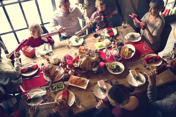 Семья за столом с праздничным ужином — стоковое фото