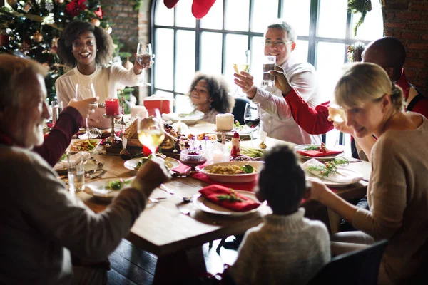 Família à mesa com um jantar festivo — Fotografia de Stock