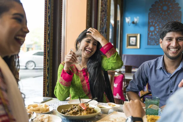 Amici indiani nel ristorante — Foto Stock