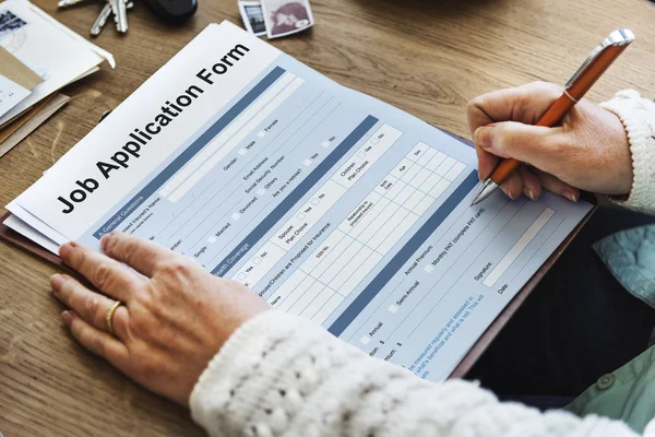 Mujer escribiendo en forma de solicitud — Foto de Stock