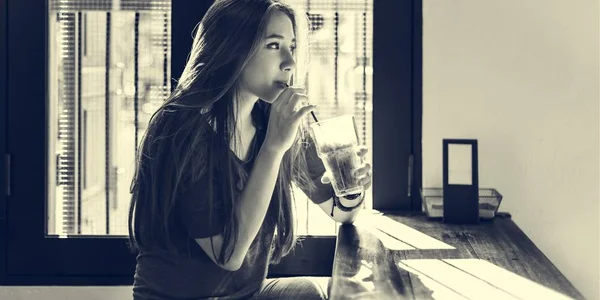 カフェでカクテルを飲む女性 — ストック写真