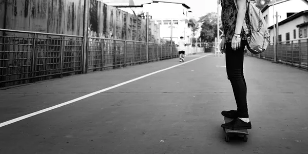 Donna che guida skateboard — Foto Stock