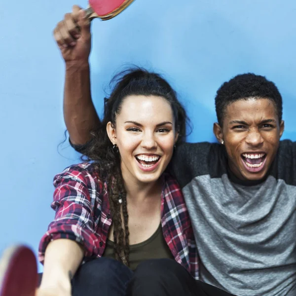 Glückliche Freunde mit Tischtennisschlägern — Stockfoto