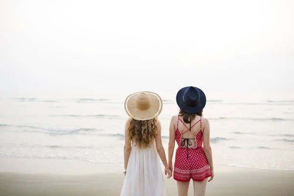 Chicas amistad en la playa — Foto de Stock