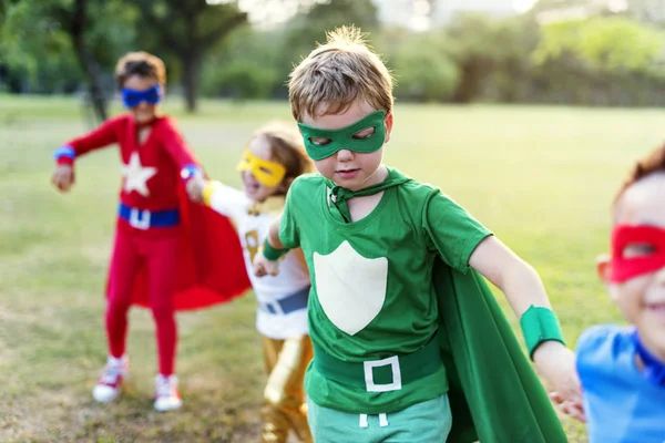 Superhéroe Niños jugando juntos — Foto de Stock