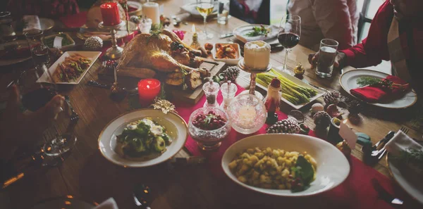 Familjen vid bordet med en festlig middag — Stockfoto