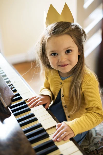 Adorable fille jouant du piano — Photo