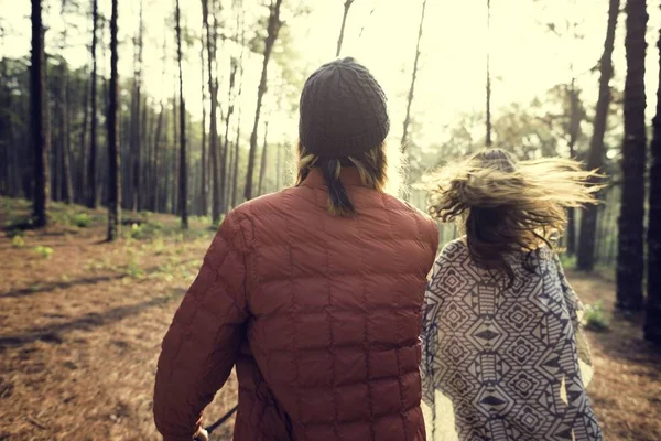 Jovem casal de viajantes na floresta — Fotografia de Stock