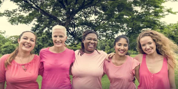 Les femmes se soutiennent mutuellement — Photo