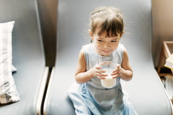 Chica bebiendo leche — Foto de Stock