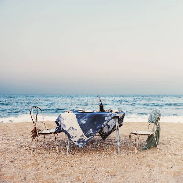 Τραπέζι και καρέκλες στην παραλία — Φωτογραφία Αρχείου