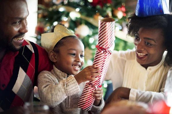 Bambina apre un regalo di festa — Foto Stock