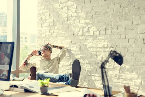 L'homme met les pieds sur la table — Photo