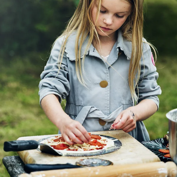Menina pequena cozinhando pizza — Fotografia de Stock