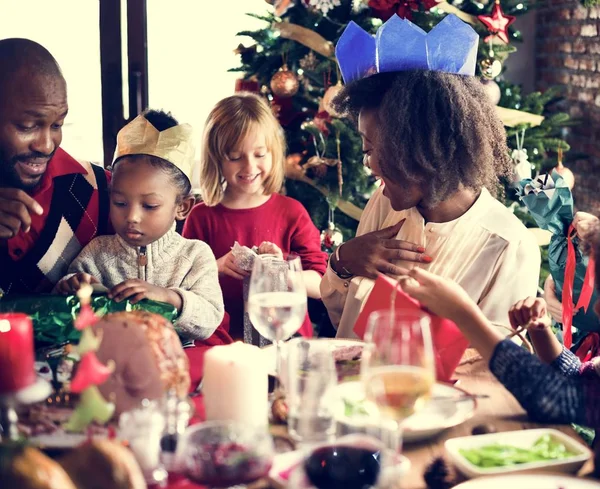 Familie am Tisch mit festlichem Abendessen — Stockfoto