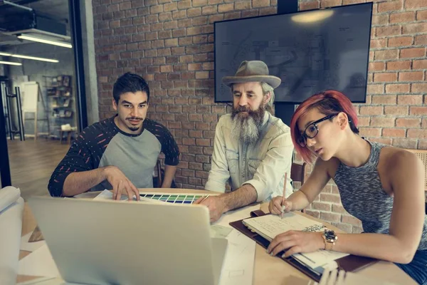 Vrienden bladeren in Laptop — Stockfoto