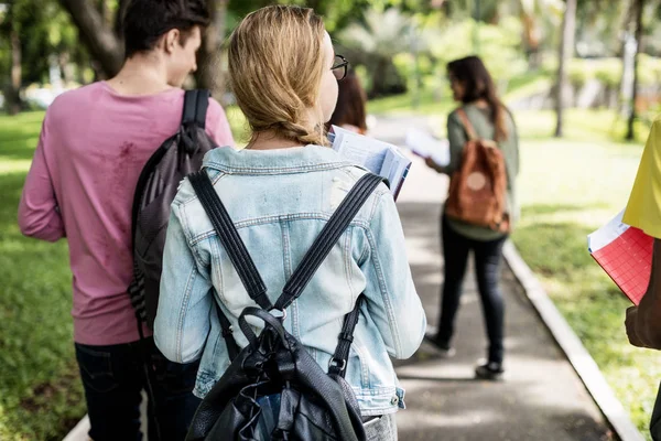 Estudantes caminhando no Parque — Fotografia de Stock