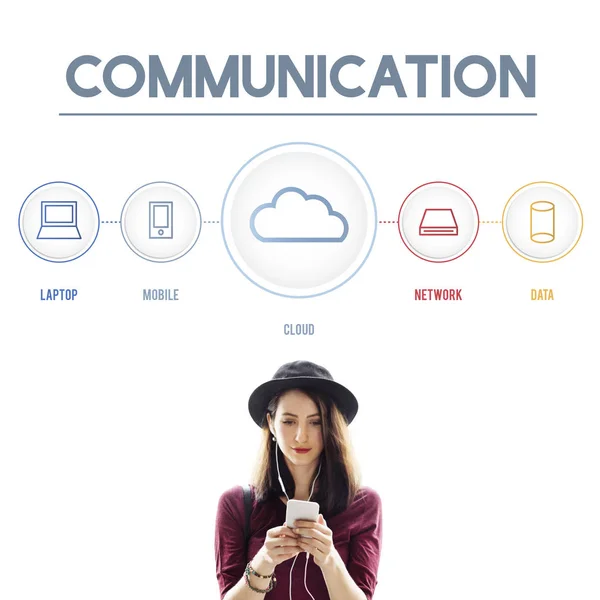 Donna in cappello navigazione Smart phone — Foto Stock