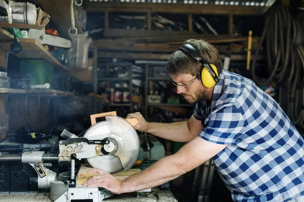 Carpenter Craftman in workshop — Stock Photo, Image