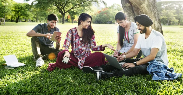 Beaux amis indiens en plein air — Photo