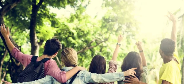 Diversos Jovens amigos Bonding Ao ar livre — Fotografia de Stock