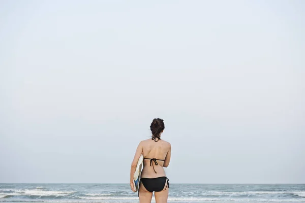 Mujer en traje de baño en la playa —  Fotos de Stock