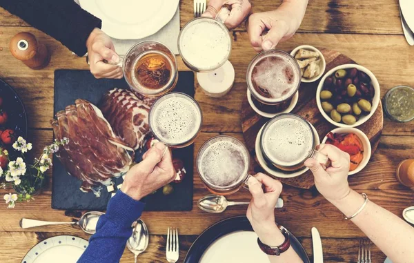 Gente celebrando y bebiendo — Foto de Stock