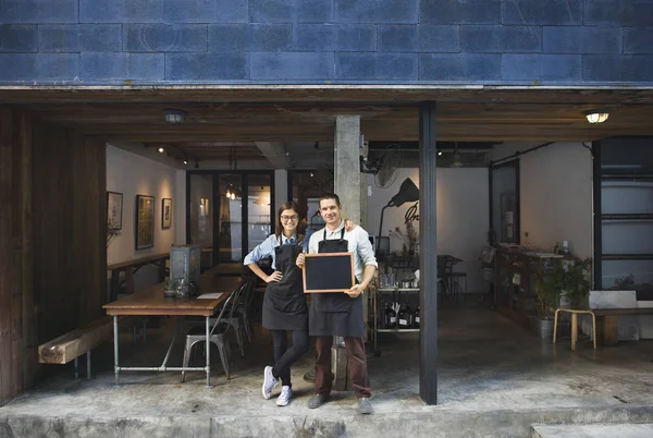 Couple barista avec tableau noir — Photo