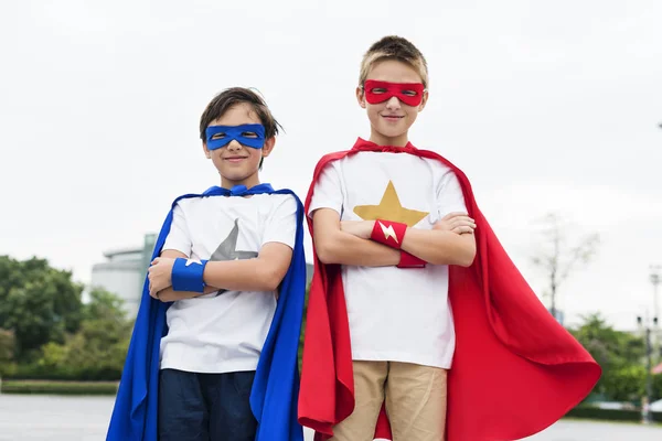 Meninos em fantasias super-heróis — Fotografia de Stock