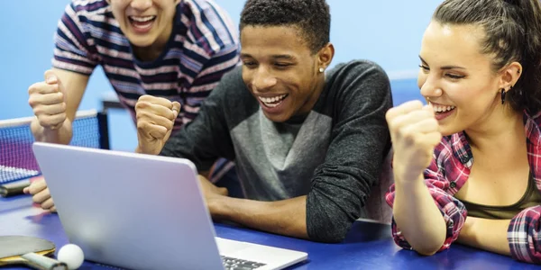 Amigos usando laptop — Foto de Stock