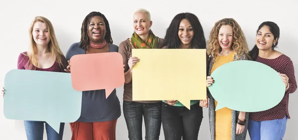 Mujeres sosteniendo burbujas del habla — Foto de Stock