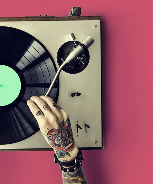 Hand i tatueringar med Vinyl — Stockfoto