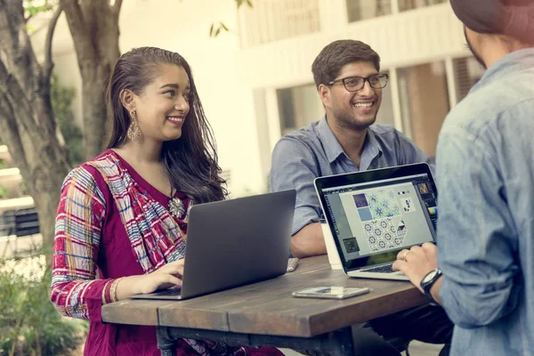 Indiska personer som använder bärbara datorer — Stockfoto