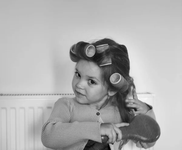 Niña con rizadores en el pelo —  Fotos de Stock