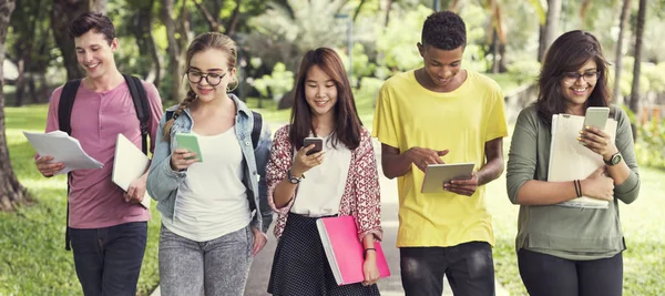 Alegre estudiantes divertirse — Foto de Stock