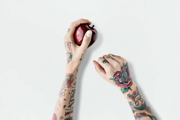 Kezek tetoválás tart alma — Stock Fotó
