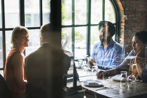 Geschäftsleute speisen gemeinsam im Restaurant — Stockfoto