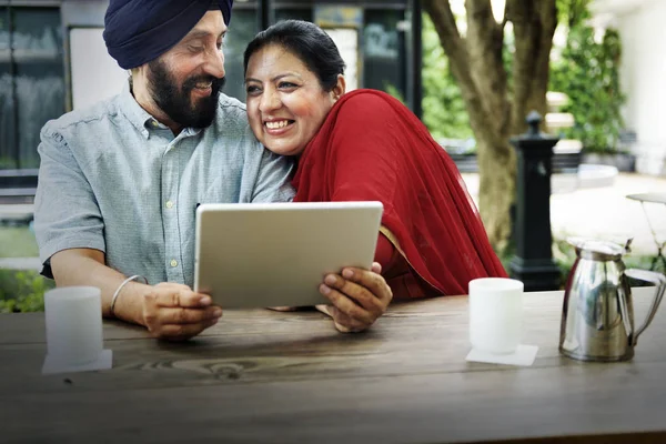 Indische paar gebruiken digitale tablet — Stockfoto