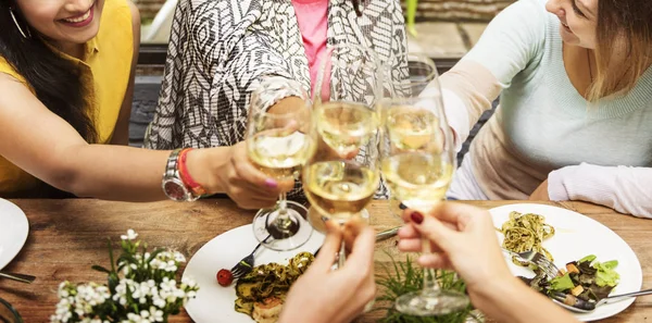 Vrouwen met diner — Stockfoto